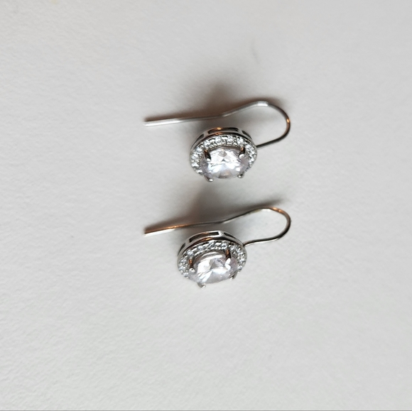 Beautiful 925 sterling silver earrings with lab made white sapphire. - Picture 2 of 5